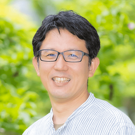 郷准教授の顔写真