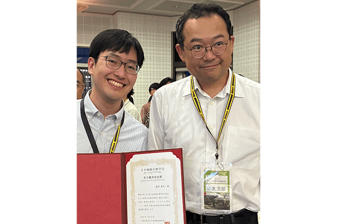 分子医学細胞生物学研究室の元博士研究員の藤岡敏史さんが第78回日本細胞生物学会大会において「若手優秀発表賞」を受賞